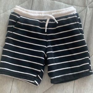 🐣 Black and white striped shorts